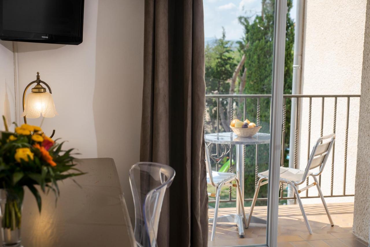 Le Neoulous Hotel Ле Булу Екстериор снимка