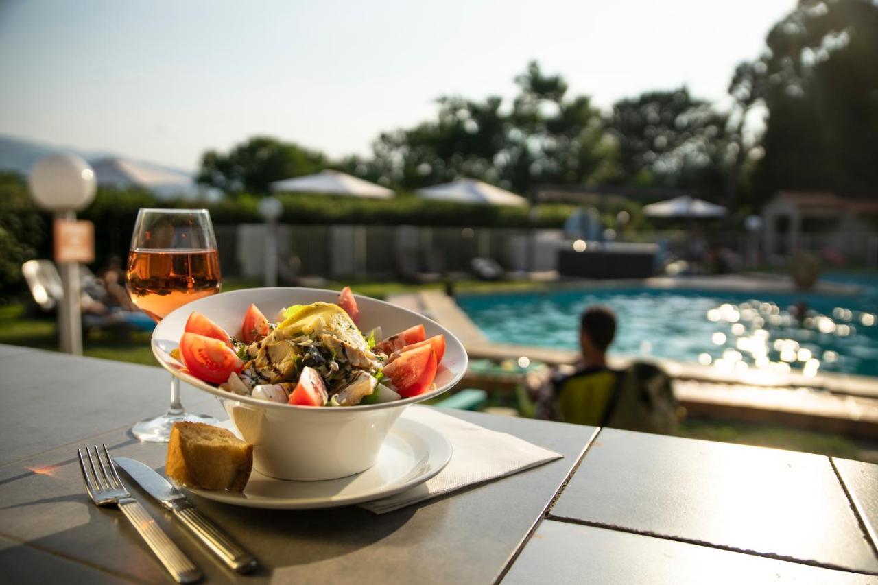Le Neoulous Hotel Ле Булу Екстериор снимка